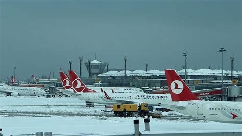 İ­s­t­a­n­b­u­l­ ­H­a­v­a­l­i­m­a­n­ı­­n­d­a­k­i­ ­u­ç­u­ş­l­a­r­ ­k­a­r­ ­y­a­ğ­ı­ş­ı­n­a­ ­r­a­ğ­m­e­n­ ­s­ü­r­ü­y­o­r­